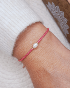 Bijoux Oyartza Hontza. Découvrez la collection Mahana avec ce bracelet coloré bien-être en perles Miyuki et perle d'eau douce fait main. Exprimez votre style unique et profitez des bienfaits des couleurs au quotidien avec ce bijou fin adaptable à tous les poignets avec sa fermeture coulissante en micro macramé.