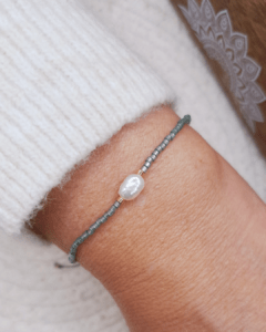 Bijoux Oyartza Hontza. Découvrez la collection Mahana avec ce bracelet coloré bien-être en perles Miyuki et perle d'eau douce fait main. Exprimez votre style unique et profitez des bienfaits des couleurs au quotidien avec ce bijou fin adaptable à tous les poignets avec sa fermeture coulissante en micro macramé.