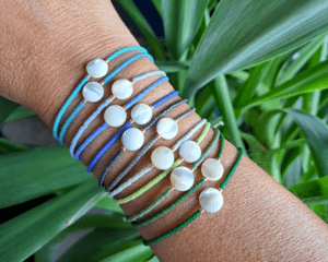 Bracelet Oyartza Hontza en perles miyuki et palet de nacre de couleurs bleues/vertes avec fermeture coulissante