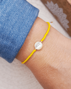 Bijoux Oyartza Hontza. Découvrez la collection Anaya avec ce bracelet coloré bien-être en perles Miyuki et palet de nacre fait main. Exprimez votre style unique et profitez des bienfaits des couleurs au quotidien avec ce bijou fin adaptable à tous les poignets avec sa fermeture coulissante en micro macramé.