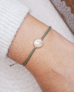 Bijoux Oyartza Hontza. Découvrez la collection Anaya avec ce bracelet coloré bien-être en perles Miyuki et palet de nacre fait main. Exprimez votre style unique et profitez des bienfaits des couleurs au quotidien avec ce bijou fin adaptable à tous les poignets avec sa fermeture coulissante en micro macramé.