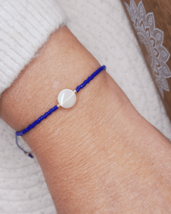 Bijoux Oyartza Hontza. Découvrez la collection Anaya avec ce bracelet coloré bien-être en perles Miyuki et palet de nacre fait main. Exprimez votre style unique et profitez des bienfaits des couleurs au quotidien avec ce bijou fin adaptable à tous les poignets avec sa fermeture coulissante en micro macramé.