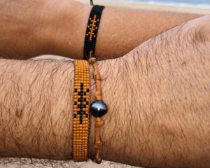 Bracelet homme ou mixte noir/camel Oyarta Hontza tissé en perles miyuki avec symbole de protection viking