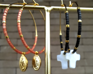 Boucles d'oreilles Oyartza Hontza sur anneau en acier inoxydable avec perles miyuki noires/papaye, breloque "vierge" ou "croix" en nacre