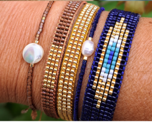 Découvrez ce combo de bracelets énergétiques qui vous accompagnera au quotidien. Les couleurs vibrantes et harmonieuses de ces bracelets en perles de verre, nacre et perle d'eau douce vous aideront à vous sentir en harmonie avec vous-même et à apporter une énergie positive dans votre vie.