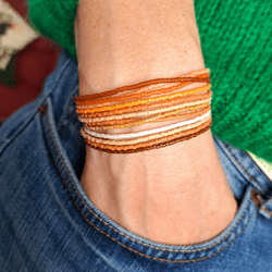 Offrez-vous un bracelet 3 rangs en perles de verre miyuki colorées pour profiter des bienfaits de l'énergie des couleurs. Avec sa fermeture coulissante, ce bracelet s'adaptera parfaitement à votre poignet pour vous accompagner tout au long de la journée.