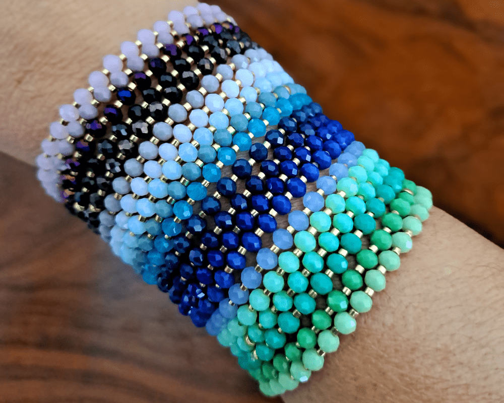 Bracelet en perles de verre facettées aux couleurs énergisantes pour une touche de vitalité à votre look. Les bienfaits des couleurs à votre poignet.