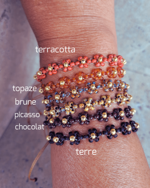Oyartza Hontza bijoux : Bracelets fleurs de rocaille colorés, parfaits pour ajouter une touche de couleur à votre poignet et profiter des bienfaits de l'énergie des couleurs. Avec une fermeture avec chaînette en acier inoxydable doré pour s'adapter à un maximum de poignets.