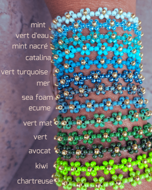 Oyartza Hontza bijoux : Bracelets fleurs de rocaille colorés, parfaits pour ajouter une touche de couleur à votre poignet et profiter des bienfaits de l'énergie des couleurs. Avec une fermeture avec chaînette en acier inoxydable doré pour s'adapter à un maximum de poignets.