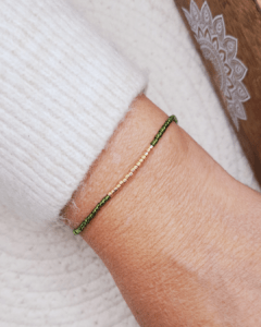 Bijoux Oyartza Hontza. Découvrez la collection Varua avec ce bracelet énergétique en perles Miyuki, fait main. Exprimez votre style unique et profitez des bienfaits des couleurs au quotidien avec ce bijou fin adaptable à tous les poignets avec sa fermeture coulissante en micro macramé.