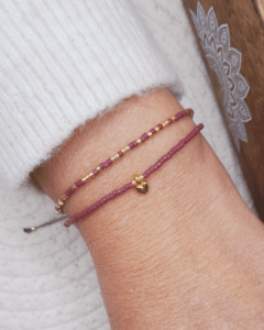 Découvrez le bracelet Bihotza par Oyartza Hontza : un bijou unique inspirée de l'énergie des couleurs. Deux rangs de perles Miyuki et une mini breloque cœur forment ce bijou énergétique conçu avec soin. Portez-le au quotidien pour bénéficier de ces bienfaits. Une création artisanale dédiée à vous accompagner vers une connexion profonde avec vous-même.