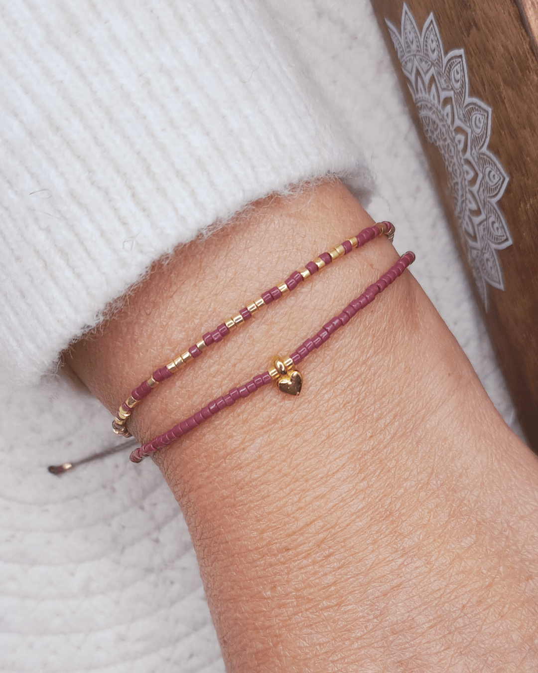 Découvrez le bracelet Bihotza par Oyartza Hontza : un bijou unique inspirée de l'énergie des couleurs. Deux rangs de perles Miyuki et une mini breloque cœur forment ce bijou énergétique conçu avec soin. Portez-le au quotidien pour bénéficier de ces bienfaits. Une création artisanale dédiée à vous accompagner vers une connexion profonde avec vous-même.