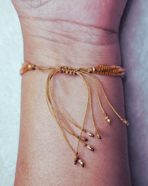 Découvrez le bracelet Maha par Oyartza Hontza : des perles colorées et des touches dorées pour exprimer votre style unique. Profitez des bienfaits de l'énergie des couleurs avec ce bijou fait main.