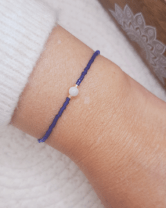 Découvrez le bracelet Pilota : de jolies perles colorées Miyuki sur un fil Linhasita avec une petite perle de nacre au milieu. Portez-le pour profiter des bienfaits apaisants de l'énergie des couleurs et de la nacre. Ce bracelet tout fin s'ajuste parfaitement avec la fermeture coulissante en micro macramé. Parfait pour les petits poignets et les enfants.