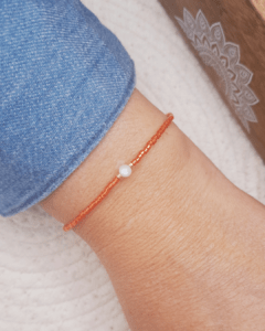 Découvrez le bracelet Pilota : de jolies perles colorées Miyuki sur un fil Linhasita avec une petite perle de nacre au milieu. Portez-le pour profiter des bienfaits apaisants de l'énergie des couleurs et de la nacre. Ce bracelet tout fin s'ajuste parfaitement avec la fermeture coulissante en micro macramé. Parfait pour les petits poignets et les enfants.