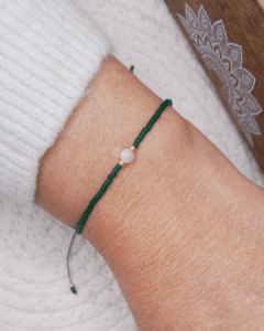 Découvrez le bracelet Pilota : de jolies perles colorées Miyuki sur un fil Linhasita avec une petite perle de nacre au milieu. Portez-le pour profiter des bienfaits apaisants de l'énergie des couleurs et de la nacre. Ce bracelet tout fin s'ajuste parfaitement avec la fermeture coulissante en micro macramé. Parfait pour les petits poignets et les enfants.