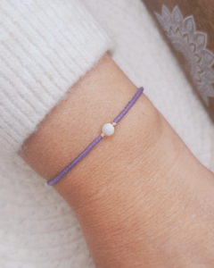 Découvrez le bracelet Pilota : de jolies perles colorées Miyuki sur un fil Linhasita avec une petite perle de nacre au milieu. Portez-le pour profiter des bienfaits apaisants de l'énergie des couleurs et de la nacre. Ce bracelet tout fin s'ajuste parfaitement avec la fermeture coulissante en micro macramé. Parfait pour les petits poignets et les enfants.