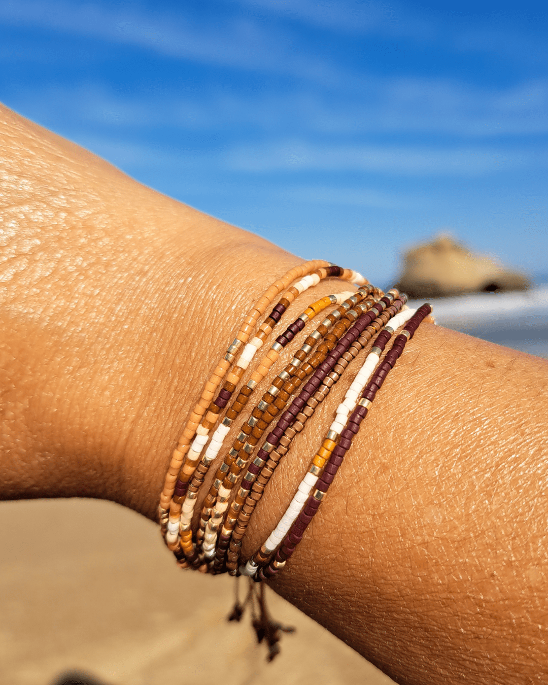 Oyartza Hontza présente le bracelet multi-rangs Iva avec 9 rangs de 101 perles Miyuki. Exprimez votre style avec ce bijou adaptable à tous les poignets grâce à sa fermeture coulissante. Découvrez les bienfaits de la couleur au quotidien pour un bien-être constant.