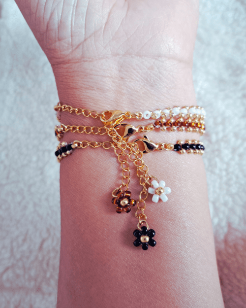Découvrez l'énergie des couleurs avec le bracelet Kaya par Oyartza Hontza. Des perles Miyuki tissées à la main créent un motif coloré unique, accompagné d'une délicate rangée de perles dorées. Un bijou énergétique pour votre quotidien.