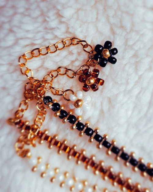 Découvrez l'énergie des couleurs avec le bracelet Kaya par Oyartza Hontza. Des perles Miyuki tissées à la main créent un motif coloré unique, accompagné d'une délicate rangée de perles dorées. Un bijou énergétique pour votre quotidien.