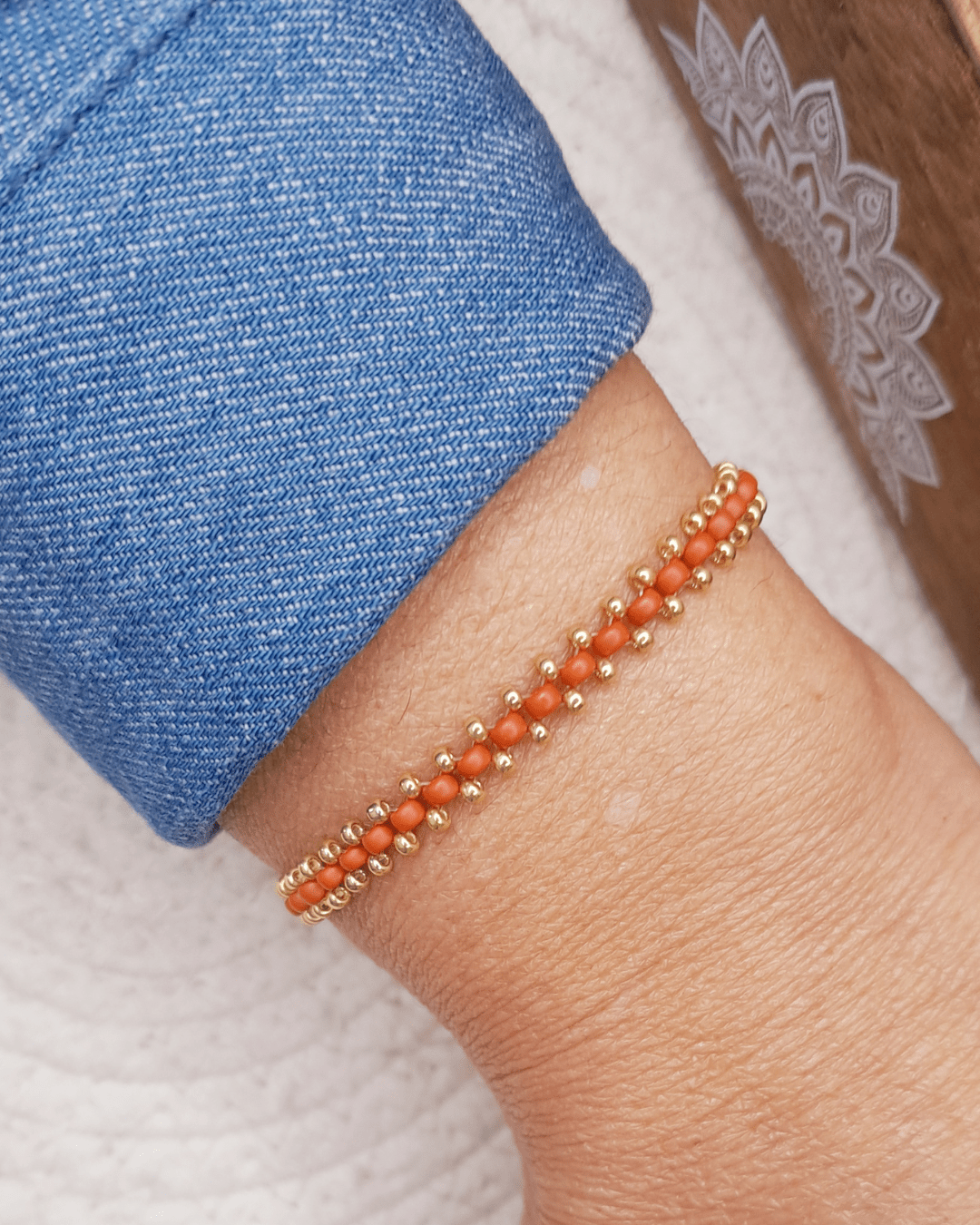 Explorez l'énergie vibrante du bracelet Kaya par Oyartza Hontza. Des perles Miyuki tissées à la main créent un motif coloré unique, accompagné d'une délicate rangée de perles dorées. Un bijou énergétique pour votre quotidien.