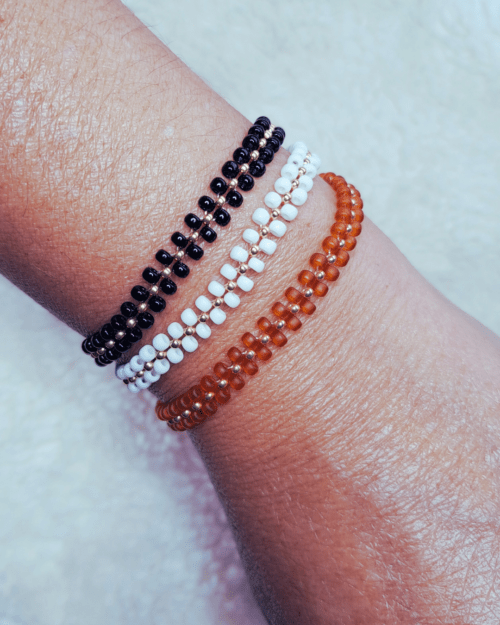 Découvrez l'énergie des couleurs avec le bracelet Ayaka par Oyartza Hontza. Des perles Miyuki tissées à la main créent un motif coloré unique avec au centre une délicate rangée de perles dorées. Un bijou énergétique pour votre quotidien.