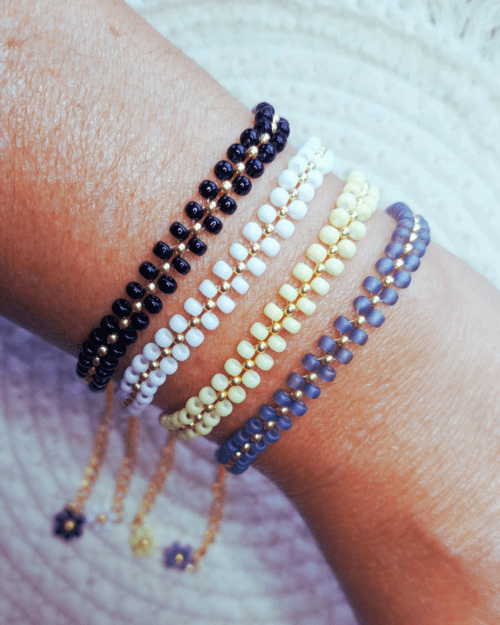 Découvrez l'énergie des couleurs avec le bracelet Ayaka par Oyartza Hontza. Des perles Miyuki tissées à la main créent un motif coloré unique avec au centre une délicate rangée de perles dorées. Un bijou énergétique pour votre quotidien.