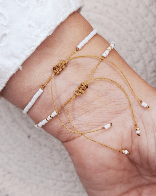 Bienvenue dans l'univers bohème avec le combo Mahana par Oyartza Hontza : 2 bracelets fins, des perles de rocaille Miyuki et une perle d'eau douce, pour un style unique.